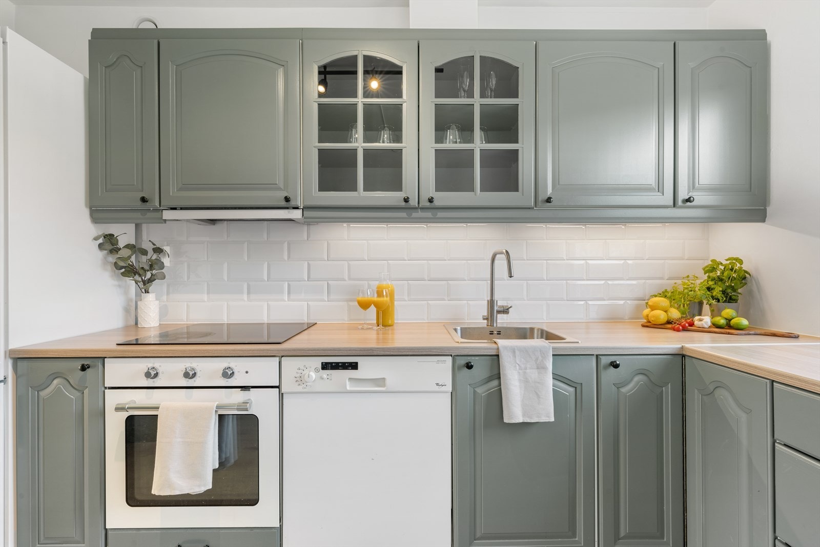 - Ny eier får gleden av medfølgende stekeovn, platetopp m/induksjon, oppvaskmaskin og kjøle-/fryseskap - Galleribilde