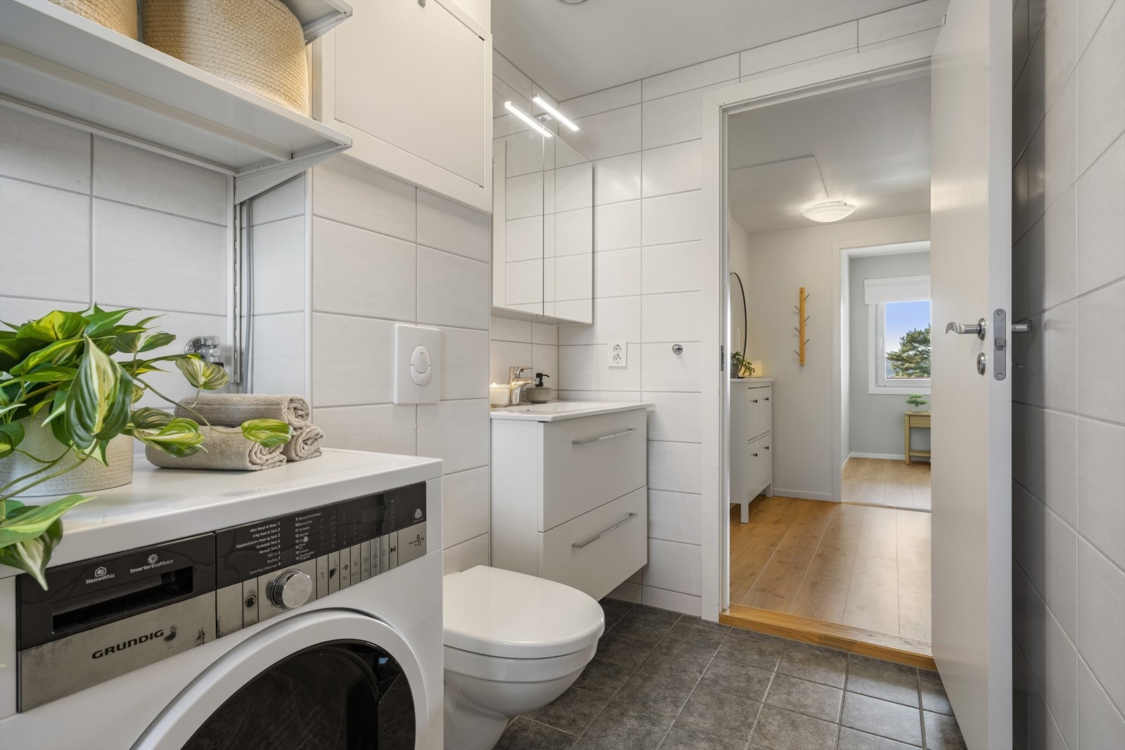 - Innredet med servantmøbel, speilskap med belysning, vegghengt toalett, dusjhjørne med innfellbar glassdør og opplegg for vaskemaskin - Galleribilde