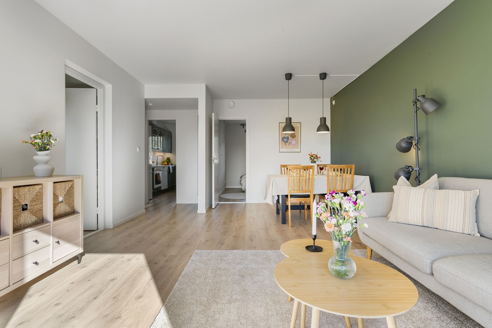 - Merk listefri overgang mellom vegger og tak, noe som sørger for et sømløst og moderne uttrykk. Gjennomgående lik laminat på gulv sørger for et nydelig helhetsinntrykk og en rød tråd gjennom hele boligen - Galleribilde