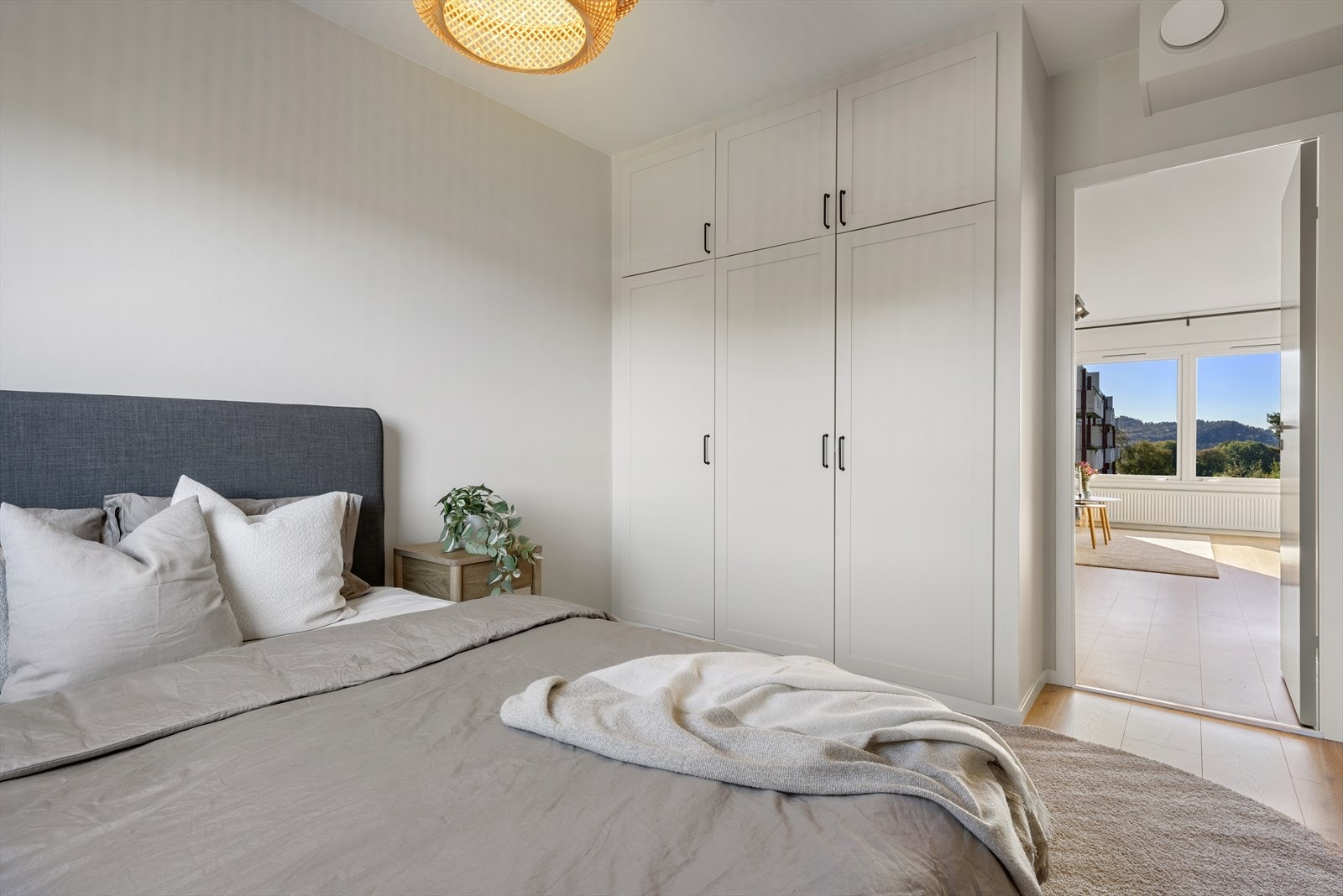 - Her har du god plass til dobbeltseng i ønsket størrelse samt øvrig møblement. Merk innebygget skapløsning - Galleribilde