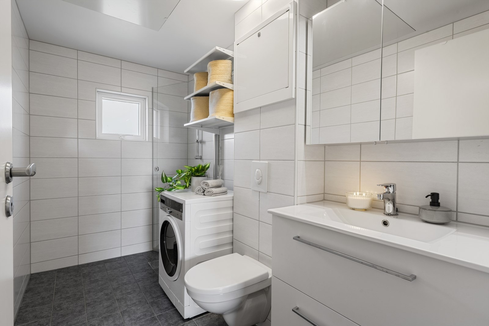 - Lekkert, helfliset bad med behagelig varme i gulv - Galleribilde