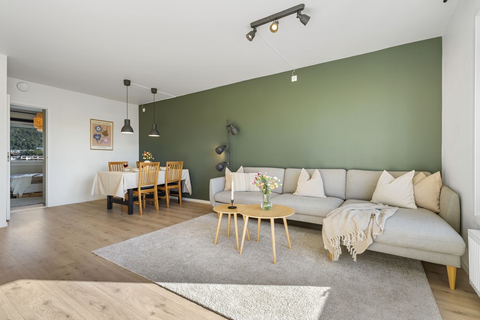 - Den romslige løsningen bidrar til at du har god plass til sofagruppe og spisebord i hver sin naturlige sone - Galleribilde