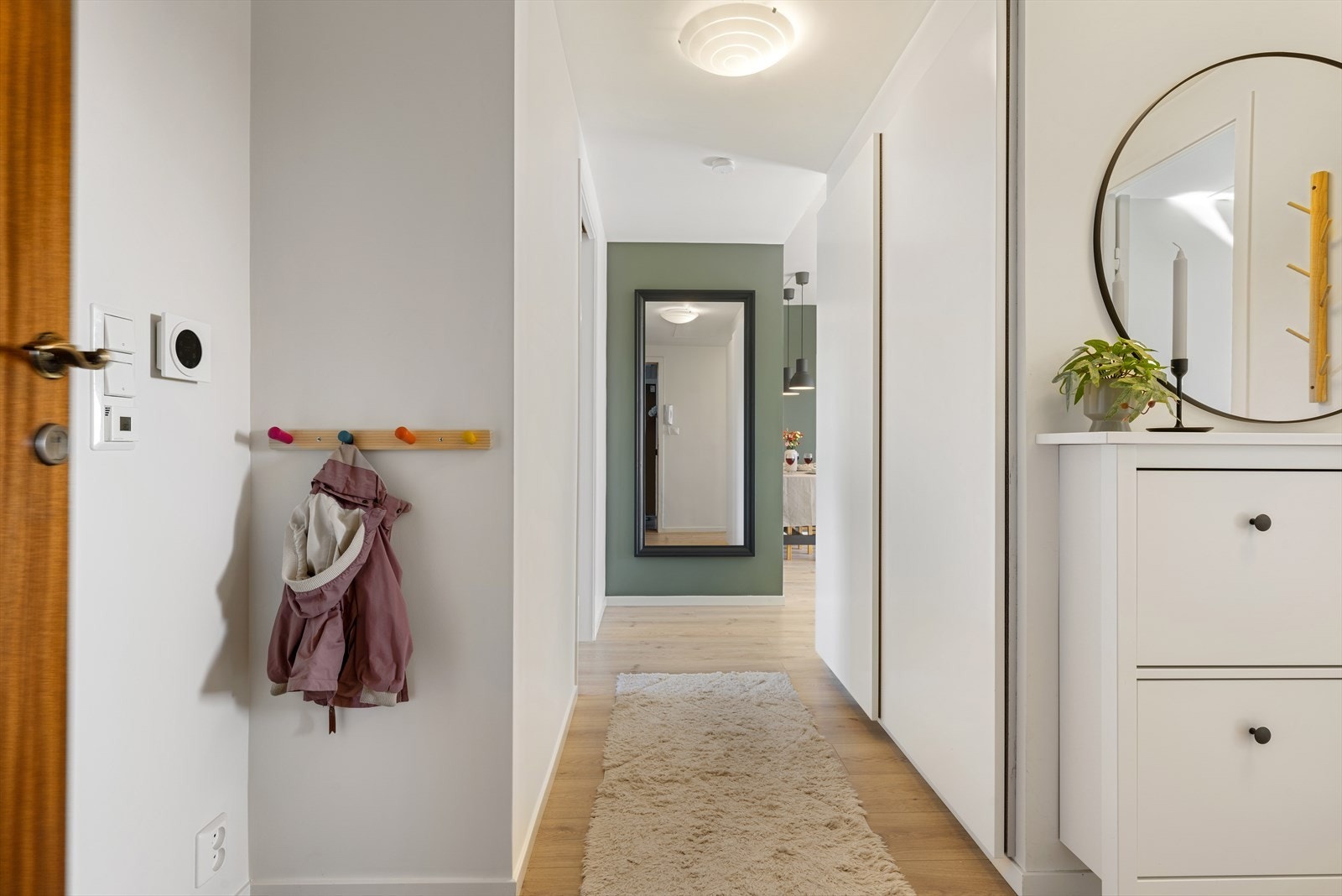 - Entréen er lys og innbydende, og gir et flott og representativt førsteinntrykk av boligen - Galleribilde