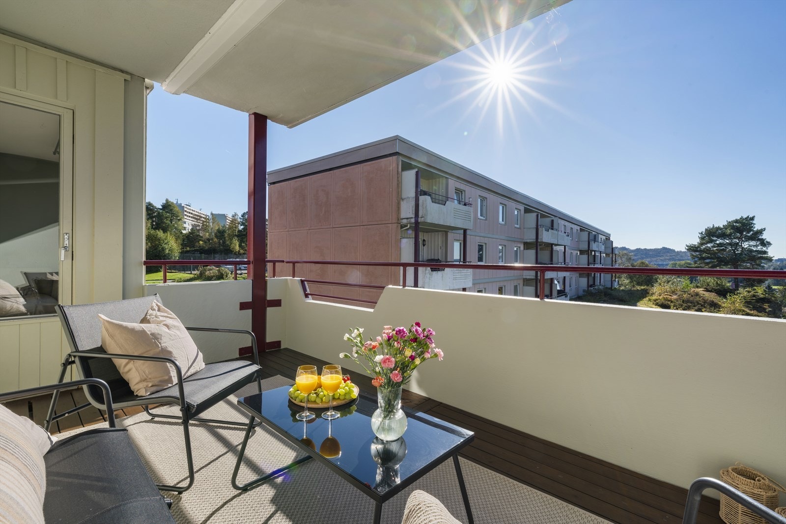 - Det at balkongen er overbygget gjør bruksmulighetene betraktelig større, og utemøbler o.l. kan stå ute store deler av året - Galleribilde