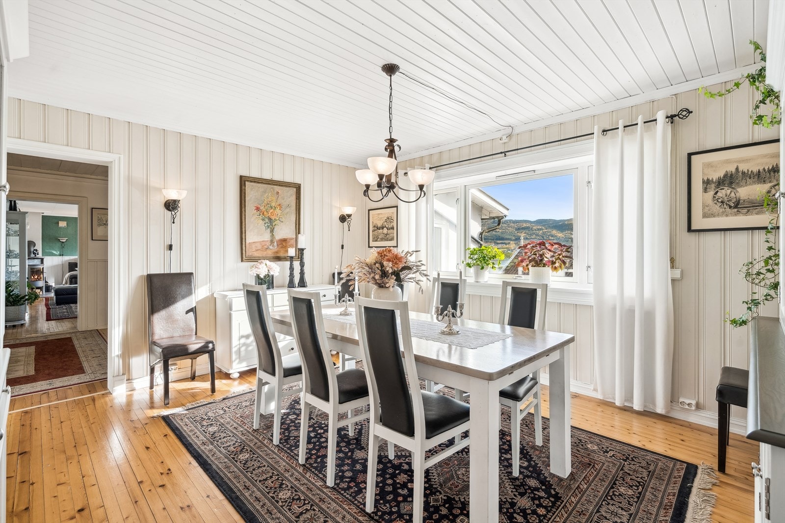 Spisestuen ligger i direkte tilknytning til leilighetens kjøkken. Galleribilde