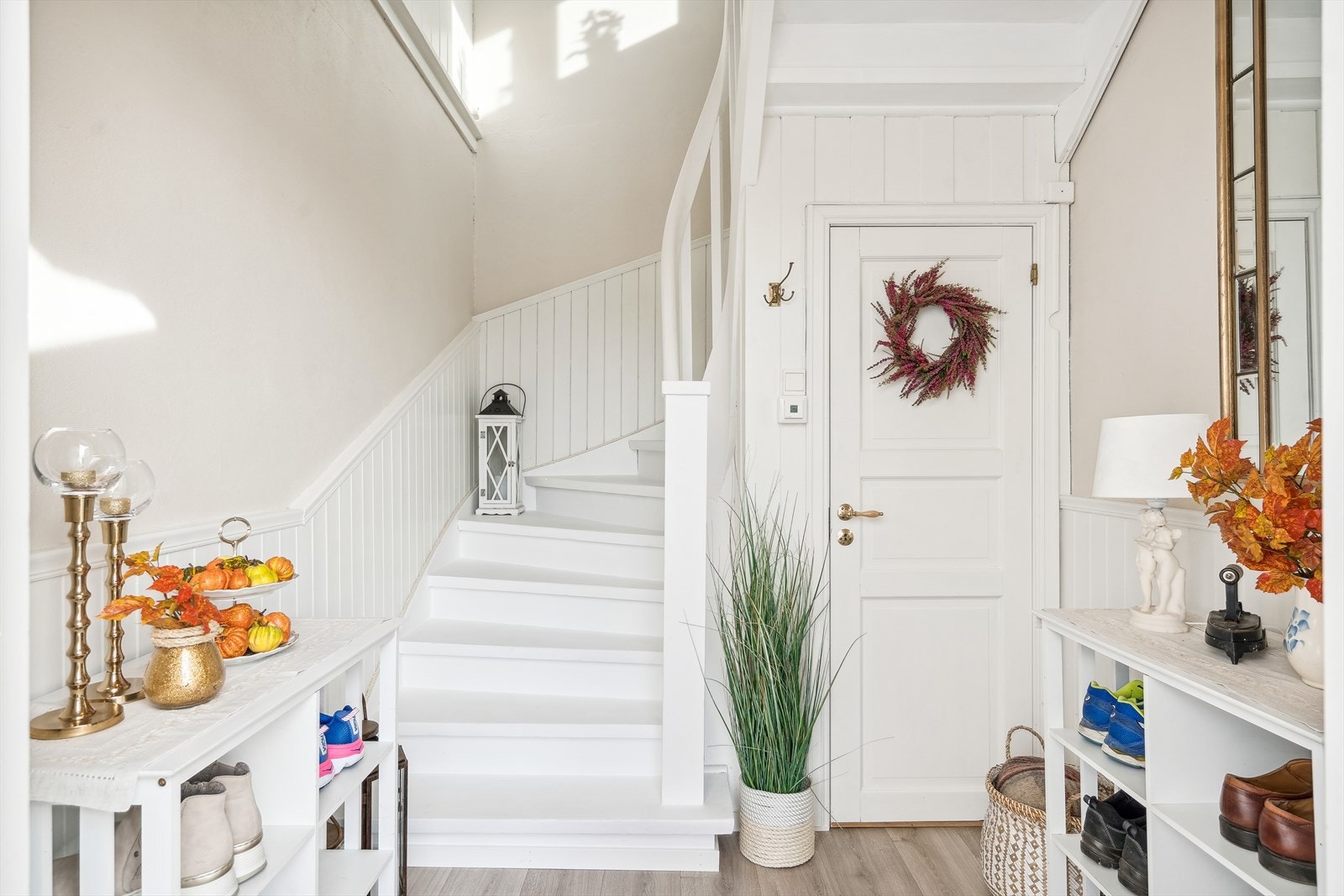 Entréen gir et godt førsteinntrykk med lyse og nøytrale overflater og med praktisk laminatgulv, nytt i 2023, med varmefolie under. Galleribilde