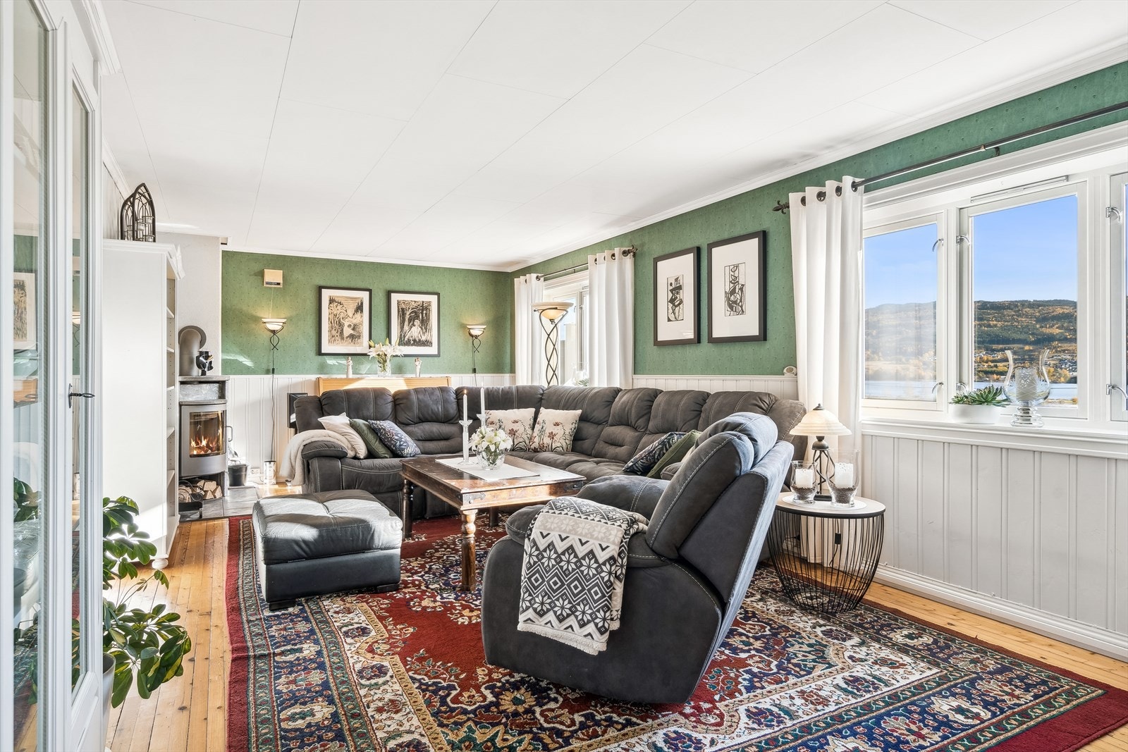 Leiligheten innehar en stor stue samt en separat spisestue i 2.etasje. Galleribilde