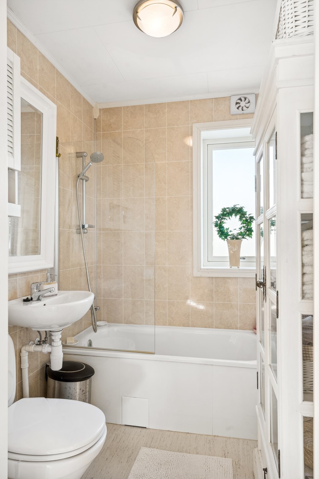 Bad/wc ble oppgradert i 2014. Innredet med badekar, vask og speil på vegg, gulvmontert toalett og badekar. Galleribilde