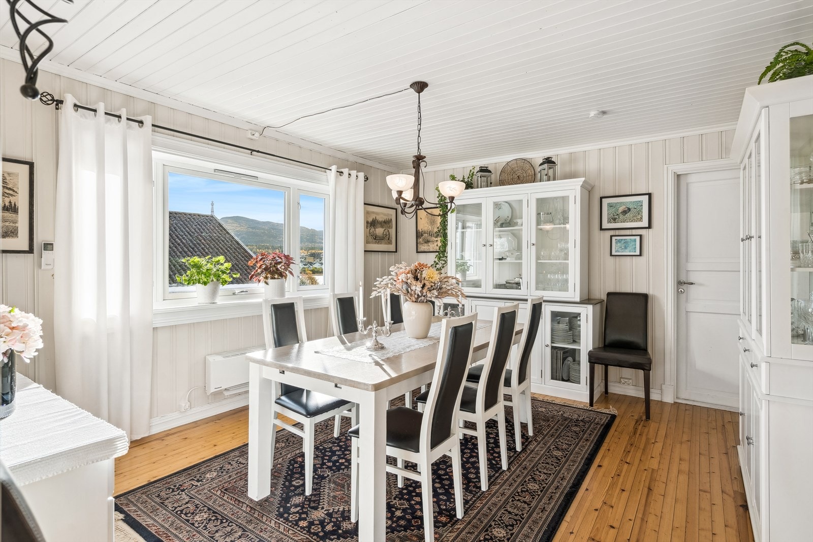 Plass for å innrede med stort spisebord hvor familie og venner kan samles! Galleribilde