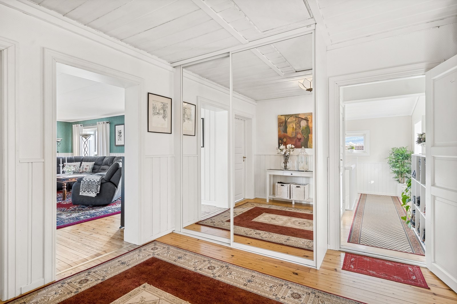 Entré og trappegang ligger i tilbygd del og fører deg opp til leilighetens hoveddel. I gangen i 2.etasje er det montert skyvedørsgarderobe. Galleribilde