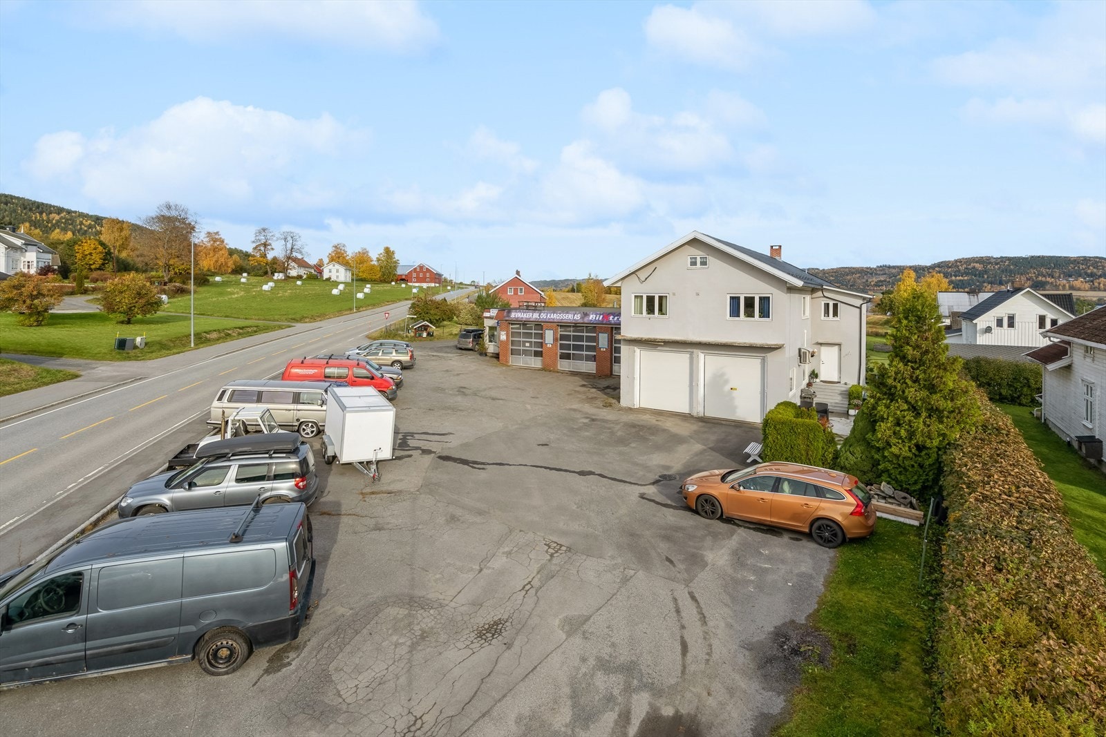 På eiendommen er det oppført et kombinasjonslokale med næringsdel/verksted som i dag blir leid ut samt en boligdel med leilighet beliggende i 2.etasje. Galleribilde