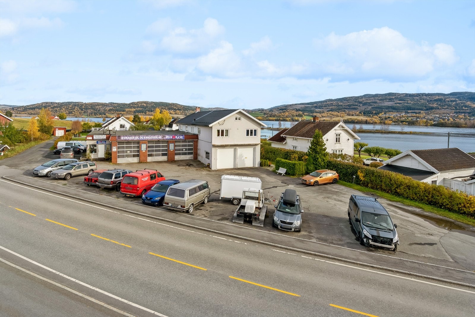Eiendommen har en sentral beliggenhet på vestsiden av Randsfjorden, langs vestsidevegen ca. 500 meter fra tidl. Randsfjord stasjon. Galleribilde