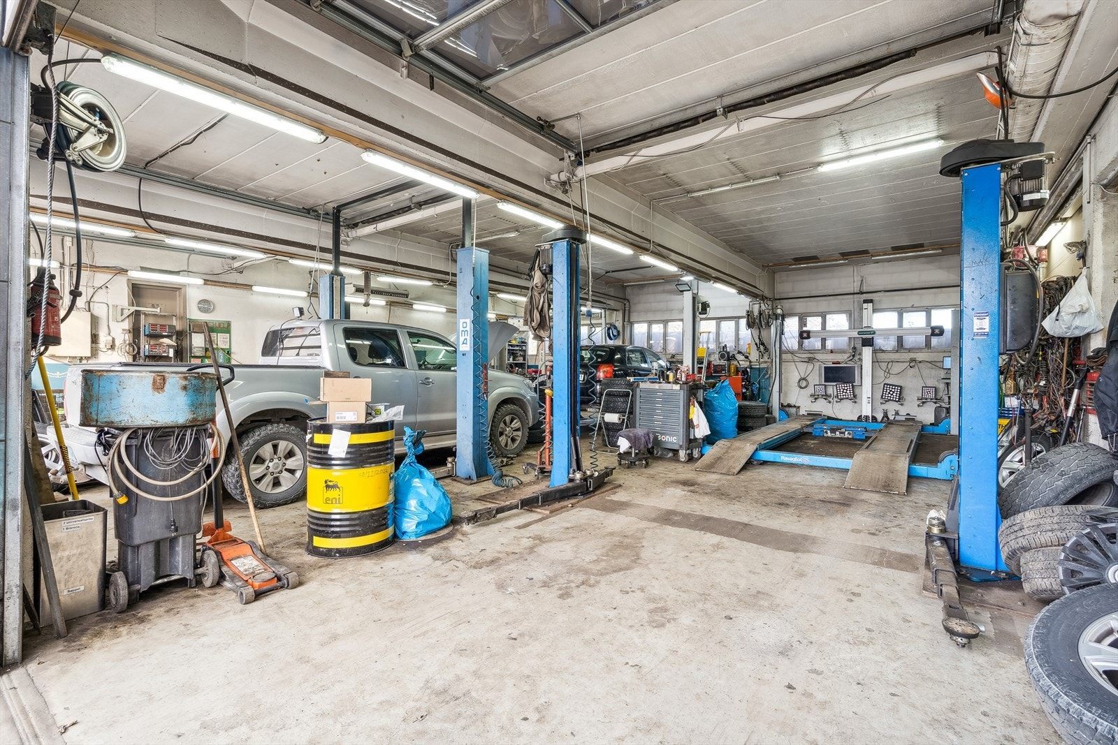 Det benyttes varmepumpe luft/luft til oppvarming i verksted, enkel ventilering og belysning. Galleribilde