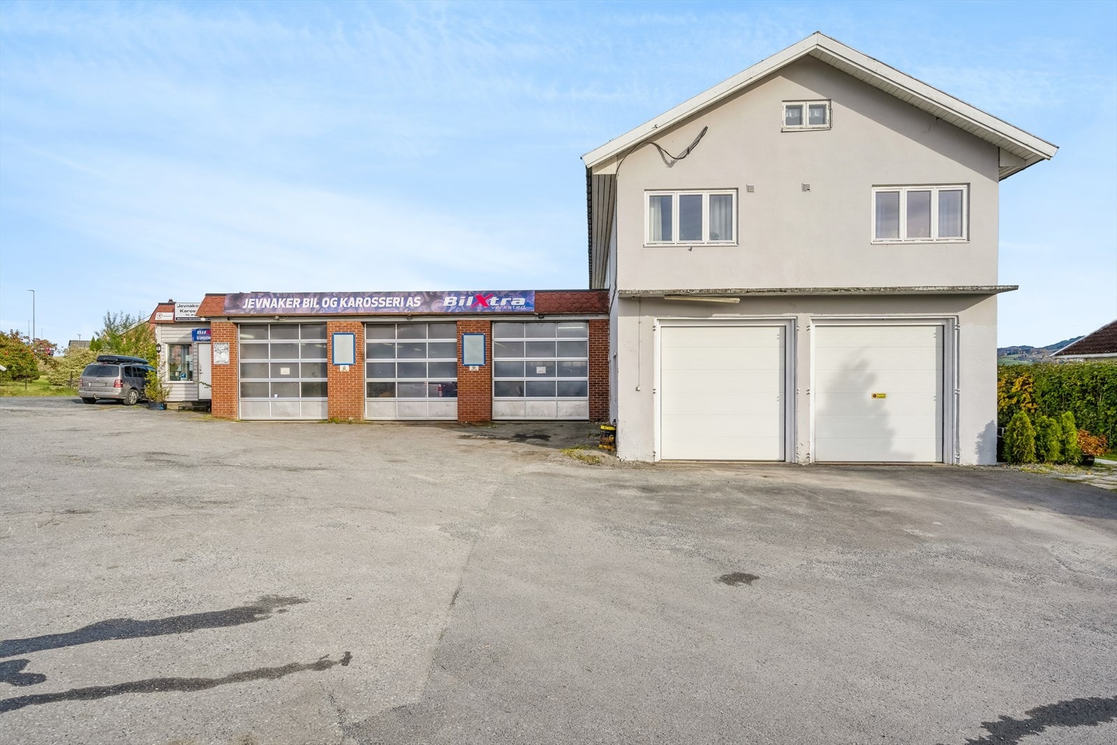 Eiendommen ligger rett nord for Jevnaker sentrum ved Nøkleby på solrik tomt med utsikt til Randsfjorden, og over til Hadeland Glassverk. Galleribilde