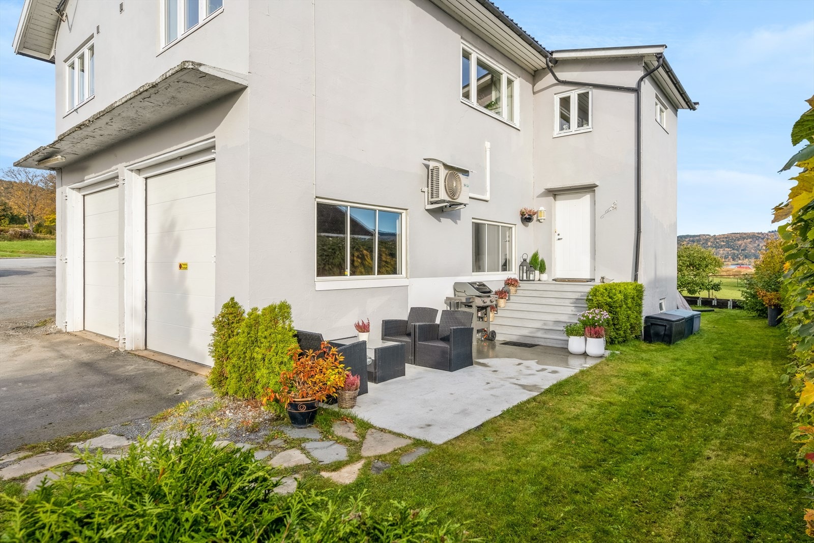 Østvendt platting og hage med sol fra morgen til sen ettermiddag. Galleribilde