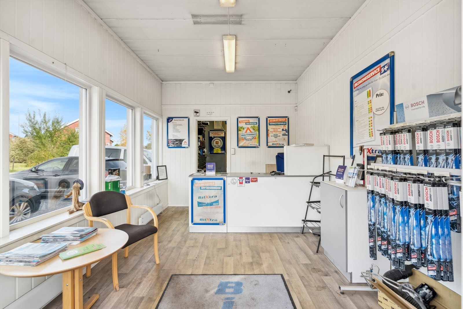 Løpende leiekontrakt med Bilextra med leieinntekt fra 01.01.24 på kr 13 807,- + strøm mm. Her bilde fra kundemottak verksted. Galleribilde