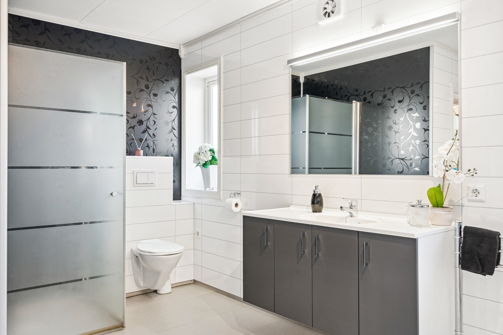 Tidligere kjøkken ble ombygd til bad/wc/vaskerom i 2014. Dusjhjørne med glassdører, innredning med heldekkende servant, speil og vegghengt toalett. Galleribilde