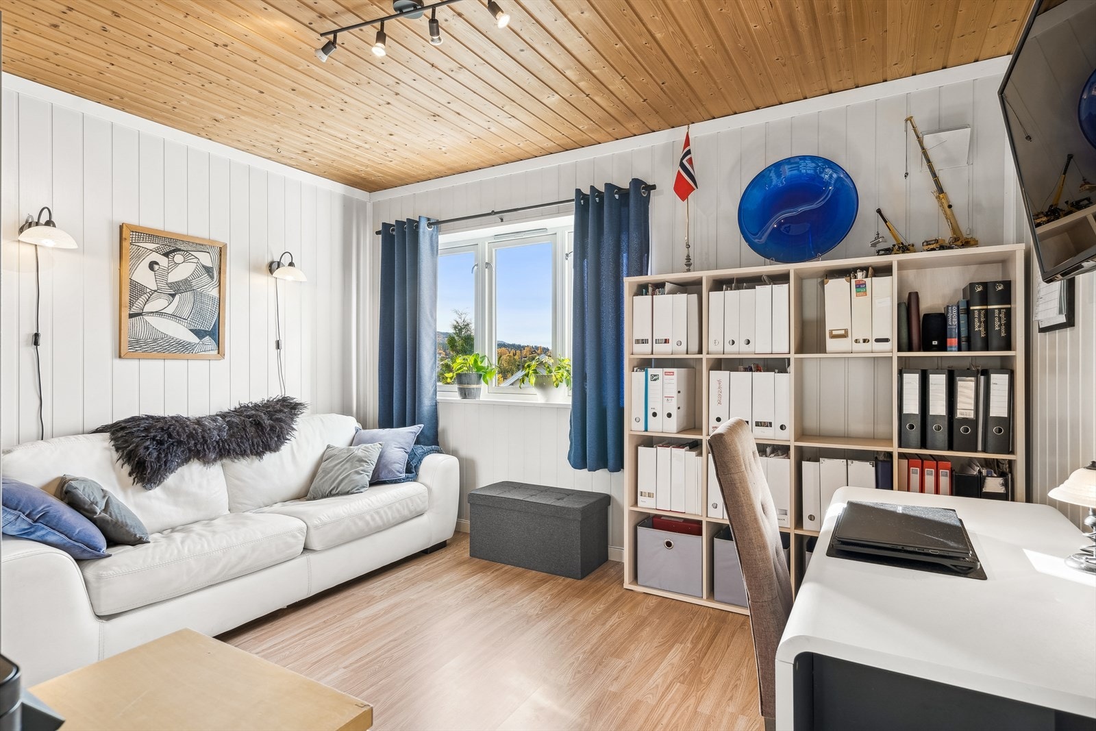 Leiligheten inneholder i dag 3 soverom. Et av rommene er i dag innredet som et kontor. Galleribilde