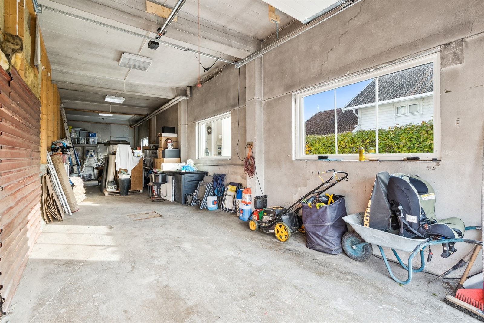 Til leiligheten tilhører det garasje og 2 merkede parkeringsplasser. Garasjen har ny Harmonie leddport montert i 2023 og portåpning på 3,65 meter. Galleribilde