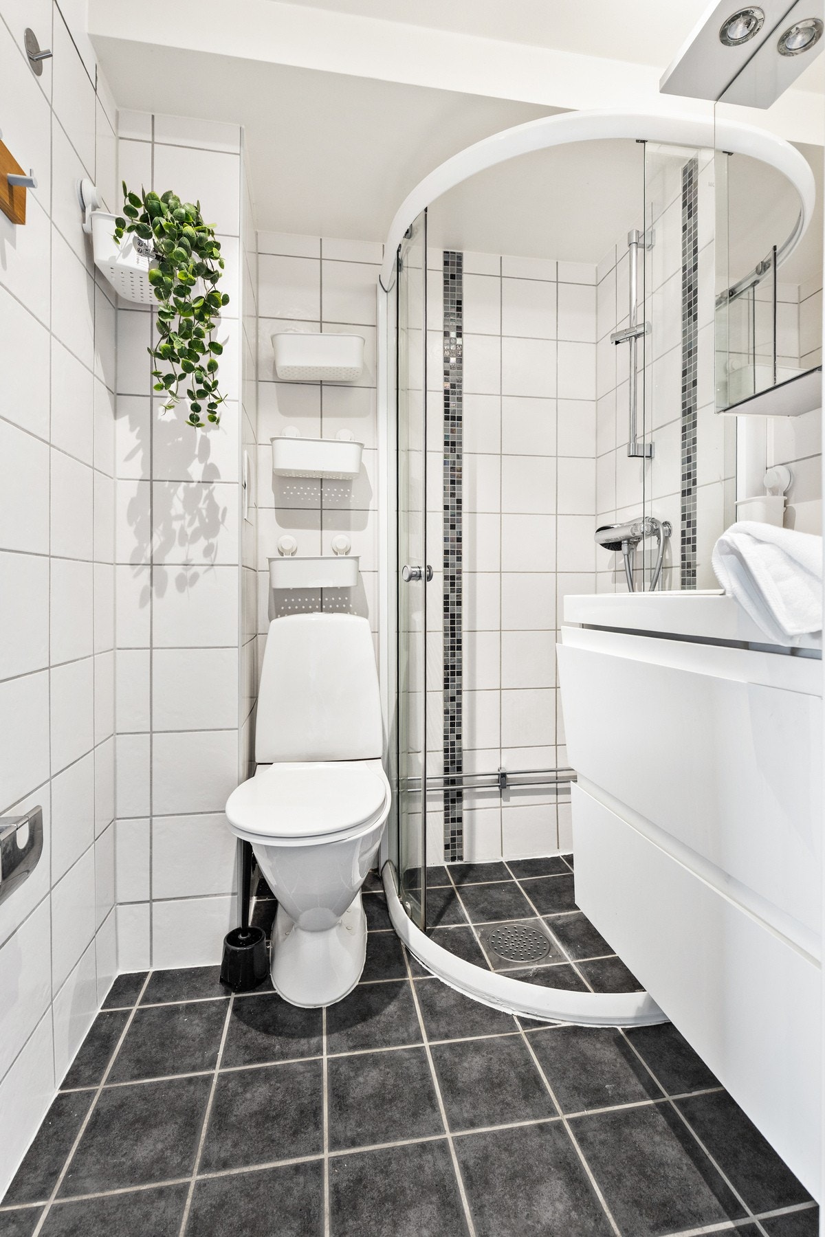 Det er varmekabler i gulvet for økt komfort, og naturlig ventilering. Innredningen består av nedfelt servant, toalett og dusjvegger/hjørne. Galleribilde