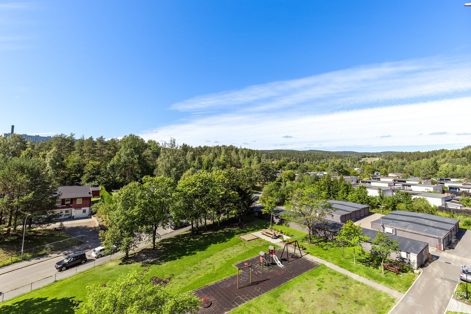 Boligen har fin utsikt over et grønt uteområde og fellesarealer. Galleribilde
