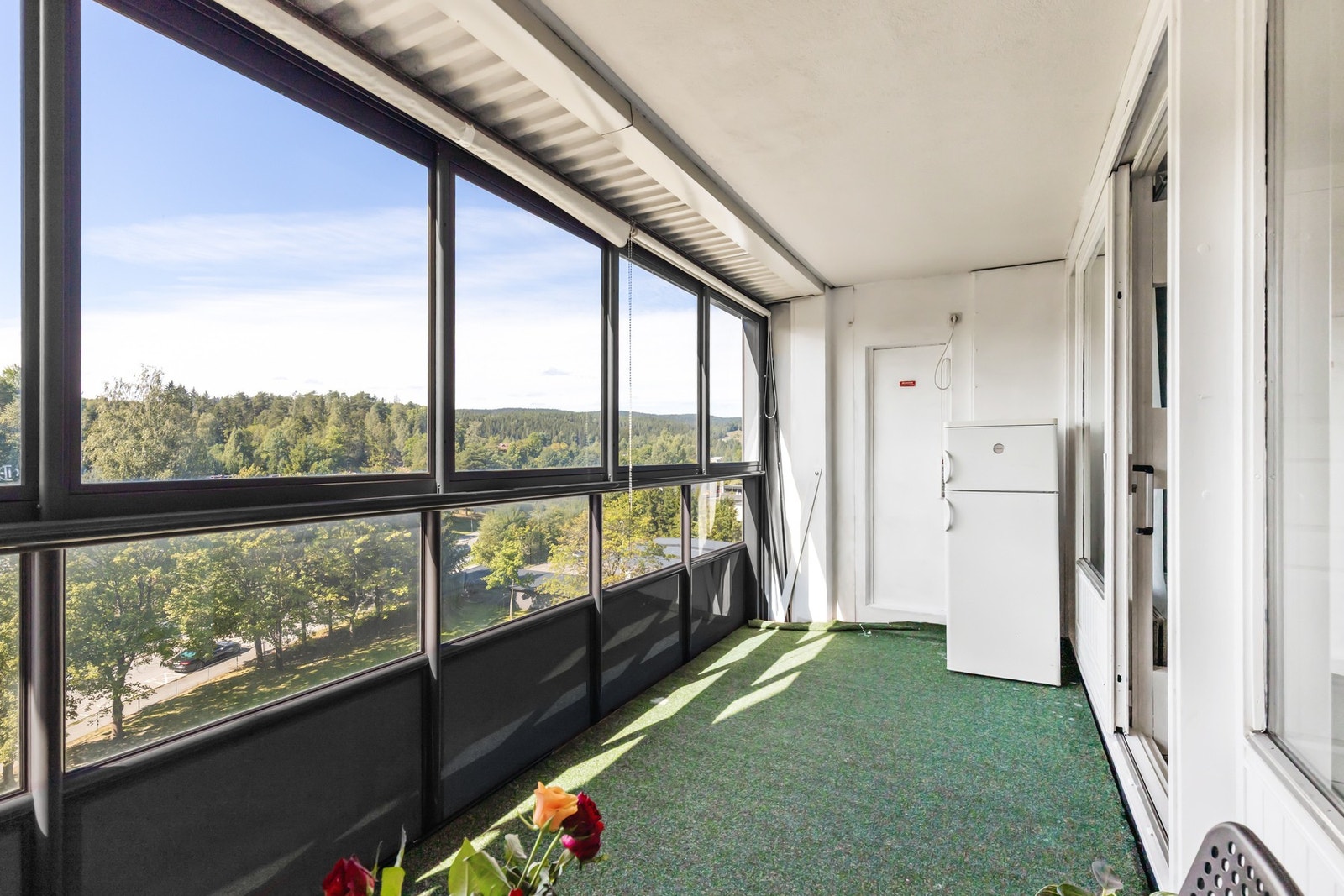 Flott innglasset balkong på 11 m², som vender mot sørøst og tilbyr rikelig plass til både hagemøbler og grillutstyr. Galleribilde