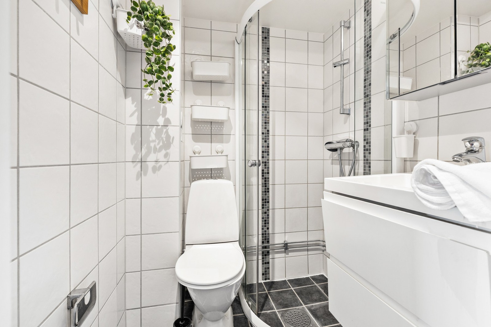 Baderommet er innredet med fliser på gulv og vegger, samt malt himling. Galleribilde