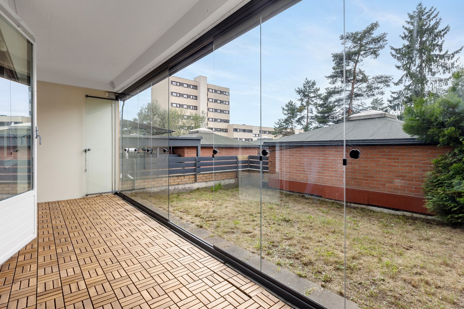 Leiligheten har en innglasset vestvendt terrasse på 11,5 m² med adkomst fra stue. Galleribilde