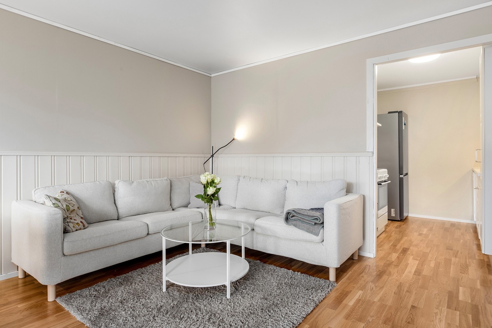 Lys stue med god plass til sofagruppe og spisebord. Galleribilde