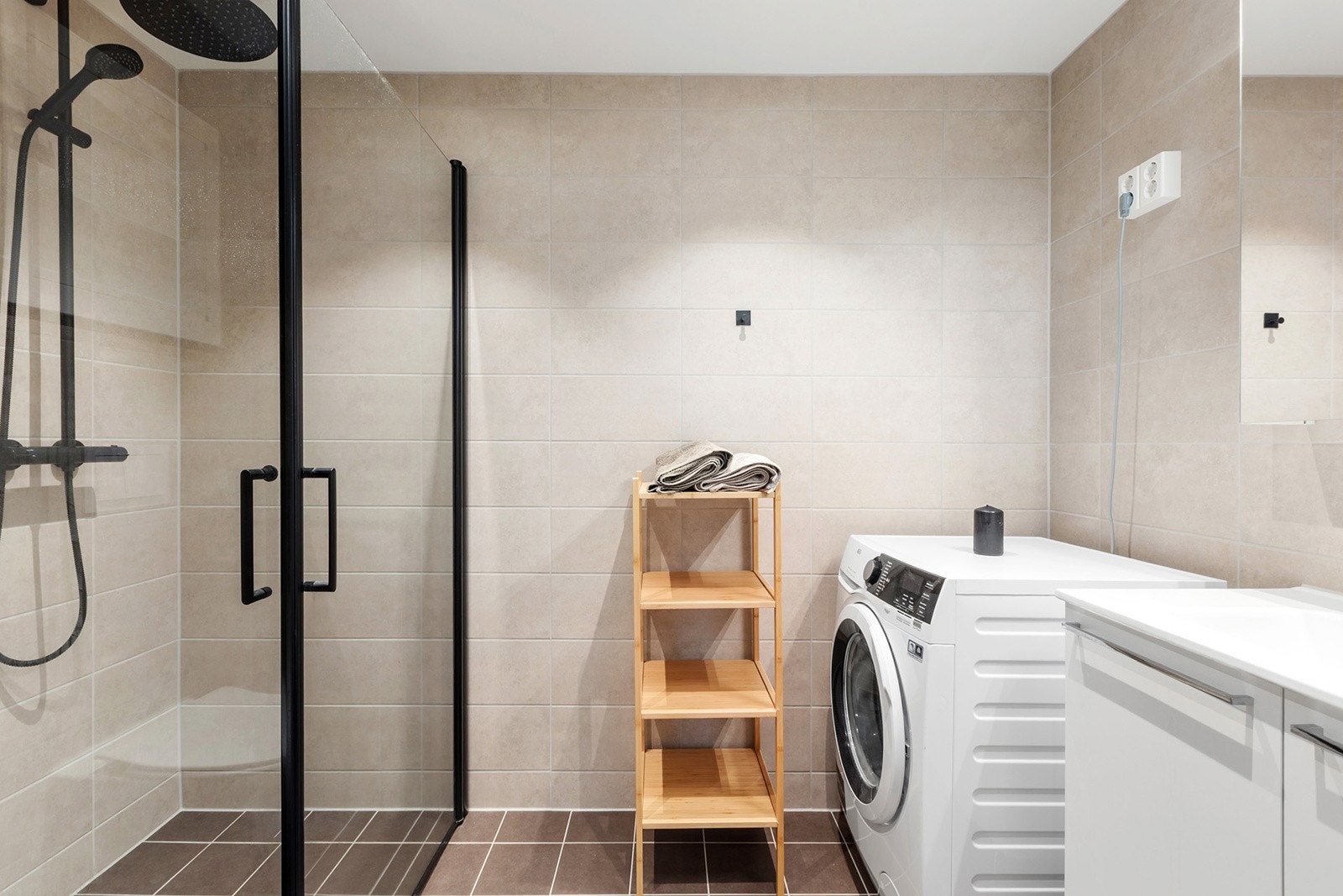 Delikat flislagt bad med varme i gulv og downlights i himling. Badet er rehabilitert i regi av borettslaget i 2025. Galleribilde
