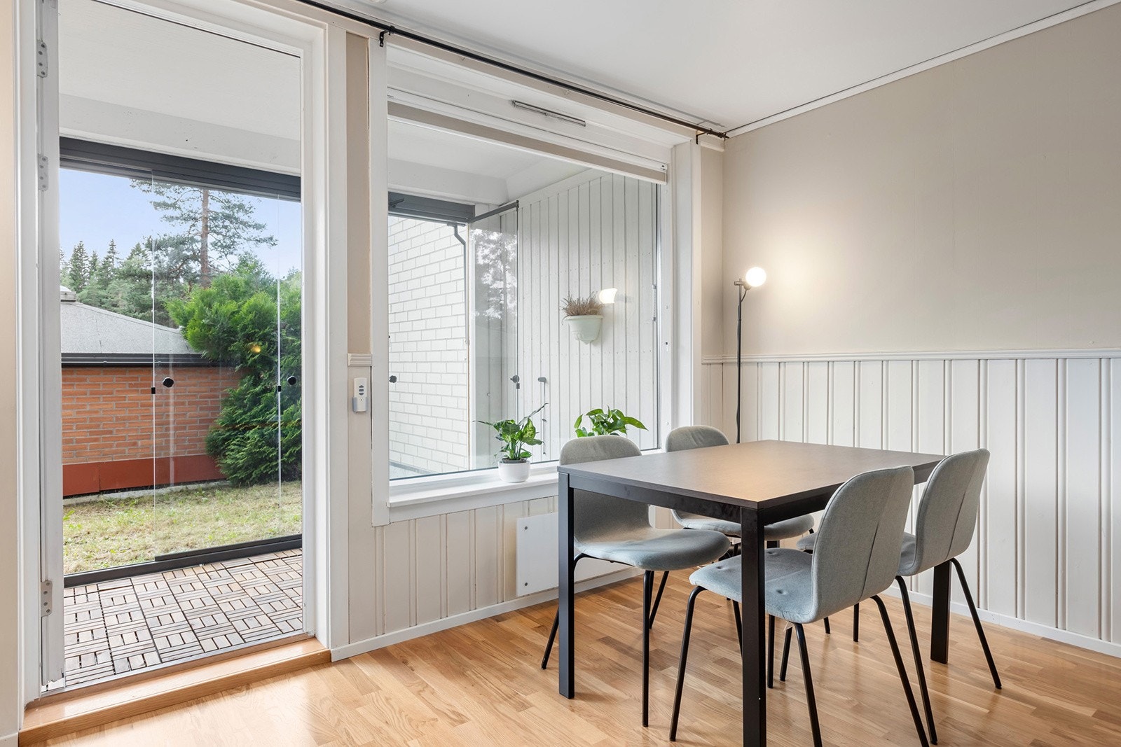 Stuen har store vindusoverflater som slipper inn rikelig med naturlig lys. Galleribilde