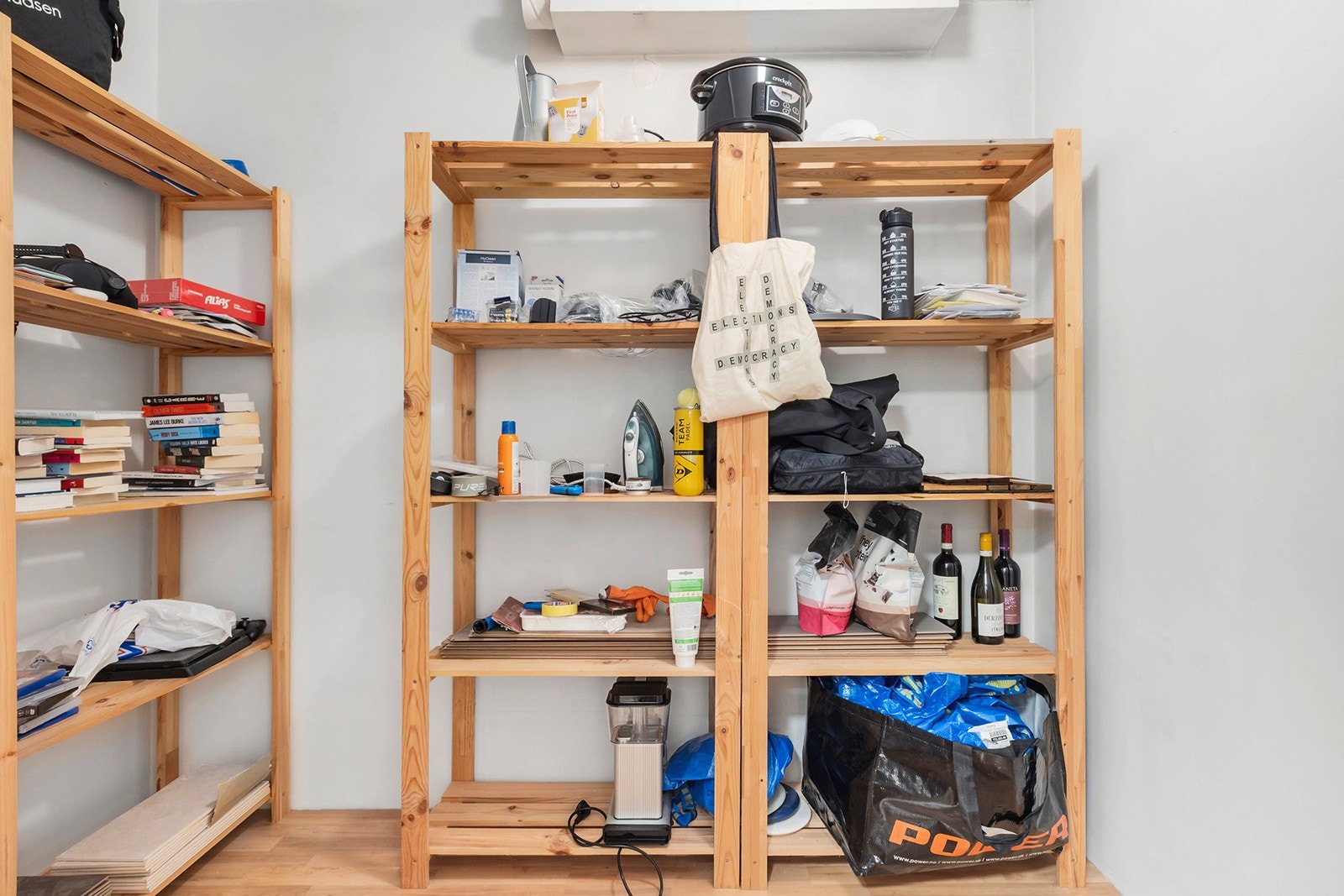 Tilknyttet kjøkkenet er det en innvendig bod, perfekt for praktisk oppbevaring. Galleribilde