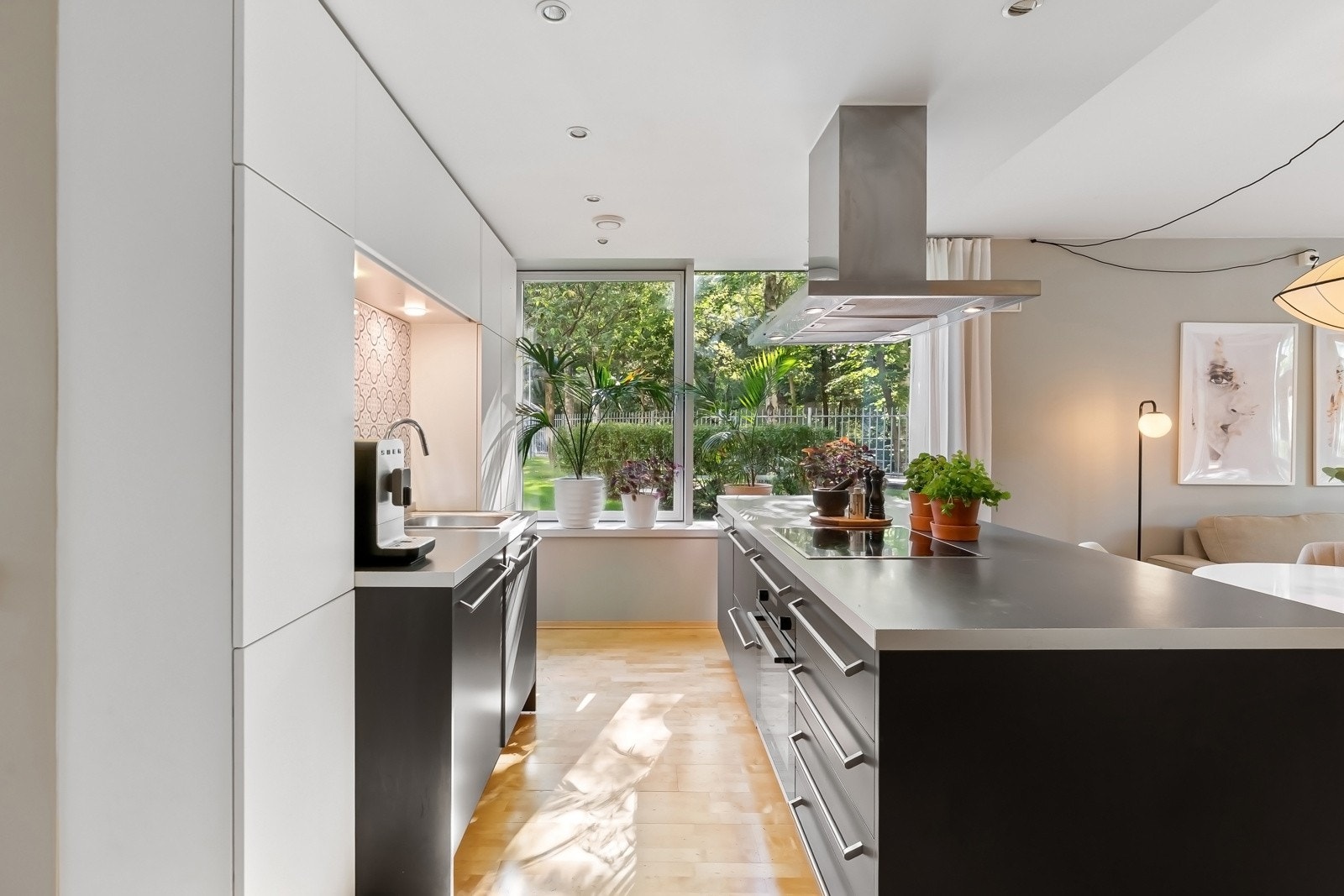 Integrerte hvitevarer som platetopp, stekeovn og oppvaskmaskin - Avtrekk via mekanisk avtrekksanlegg Galleribilde