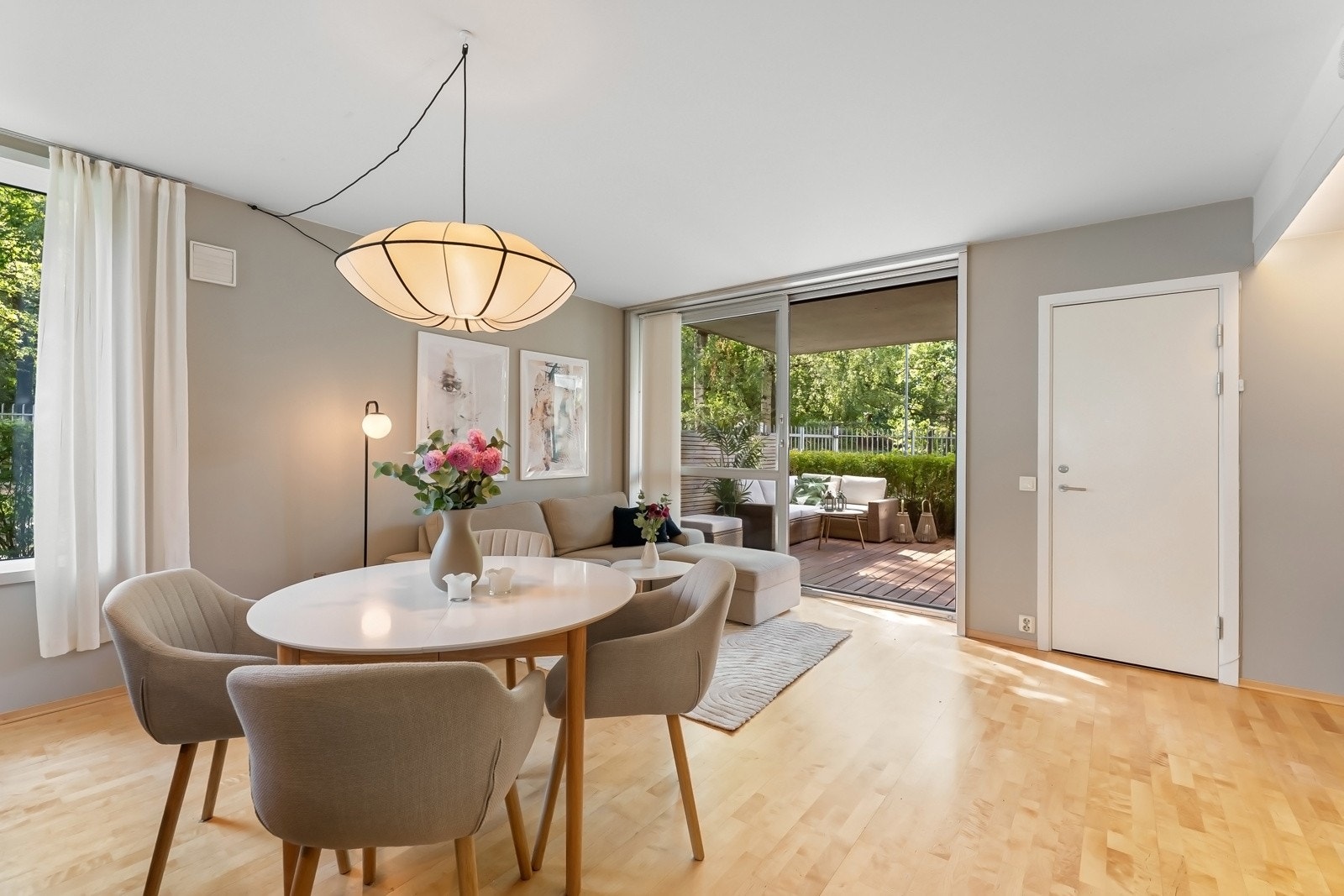 Fin plass til møblement i flere soner og praktisk bod. Galleribilde