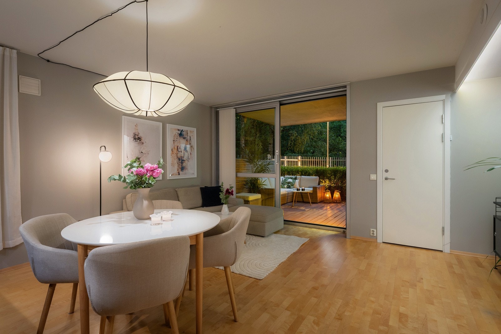 Tekniske kvaliteter som balansert ventilasjon og vannbåren gulvvarme med soneinndeling og appstyring. Galleribilde