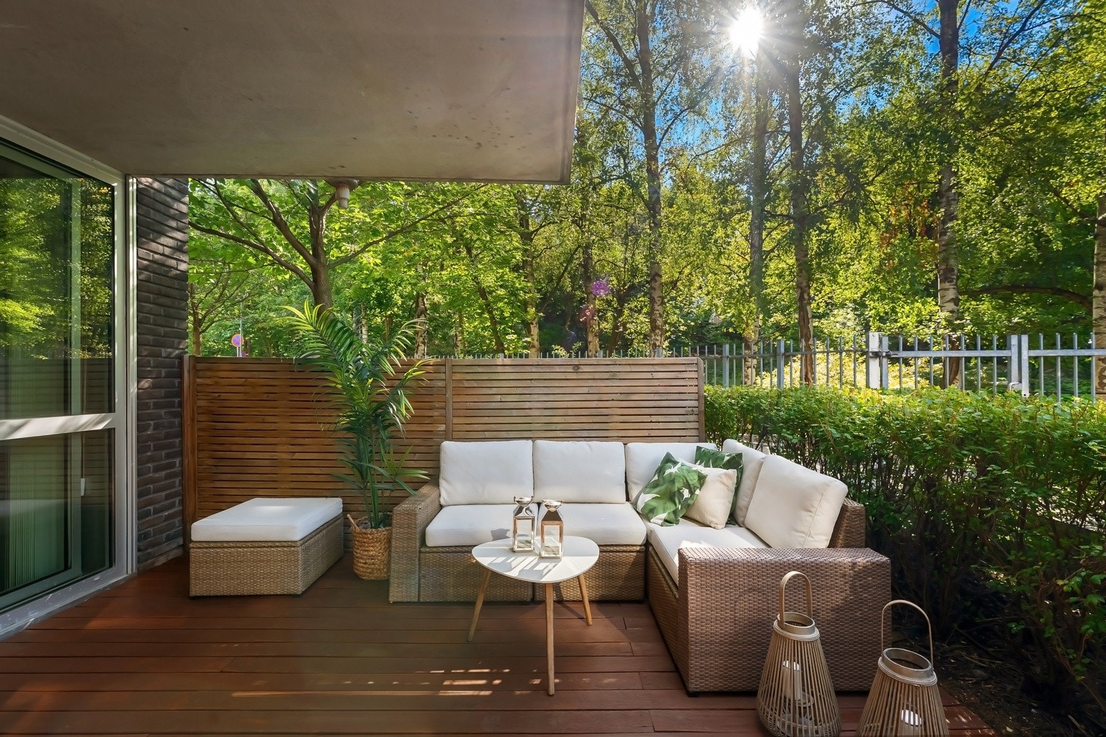 Sydvestvendt terrasse på 16 m² med glimrende solforhold. Galleribilde