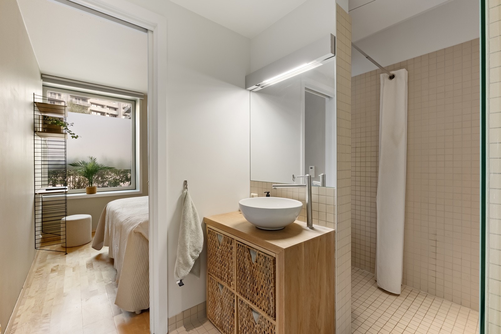 Baderom av god størrelse, utstyrt med vannbåren gulvvarme og downlights i himling. Galleribilde