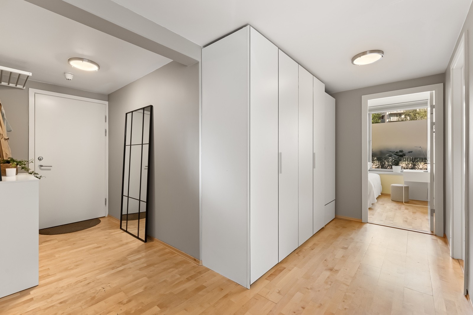 Lagringsplass i garderoberekke i entré og i innvendig bod. Det er også disponibel kjellerbod på ca. 4 m². Galleribilde