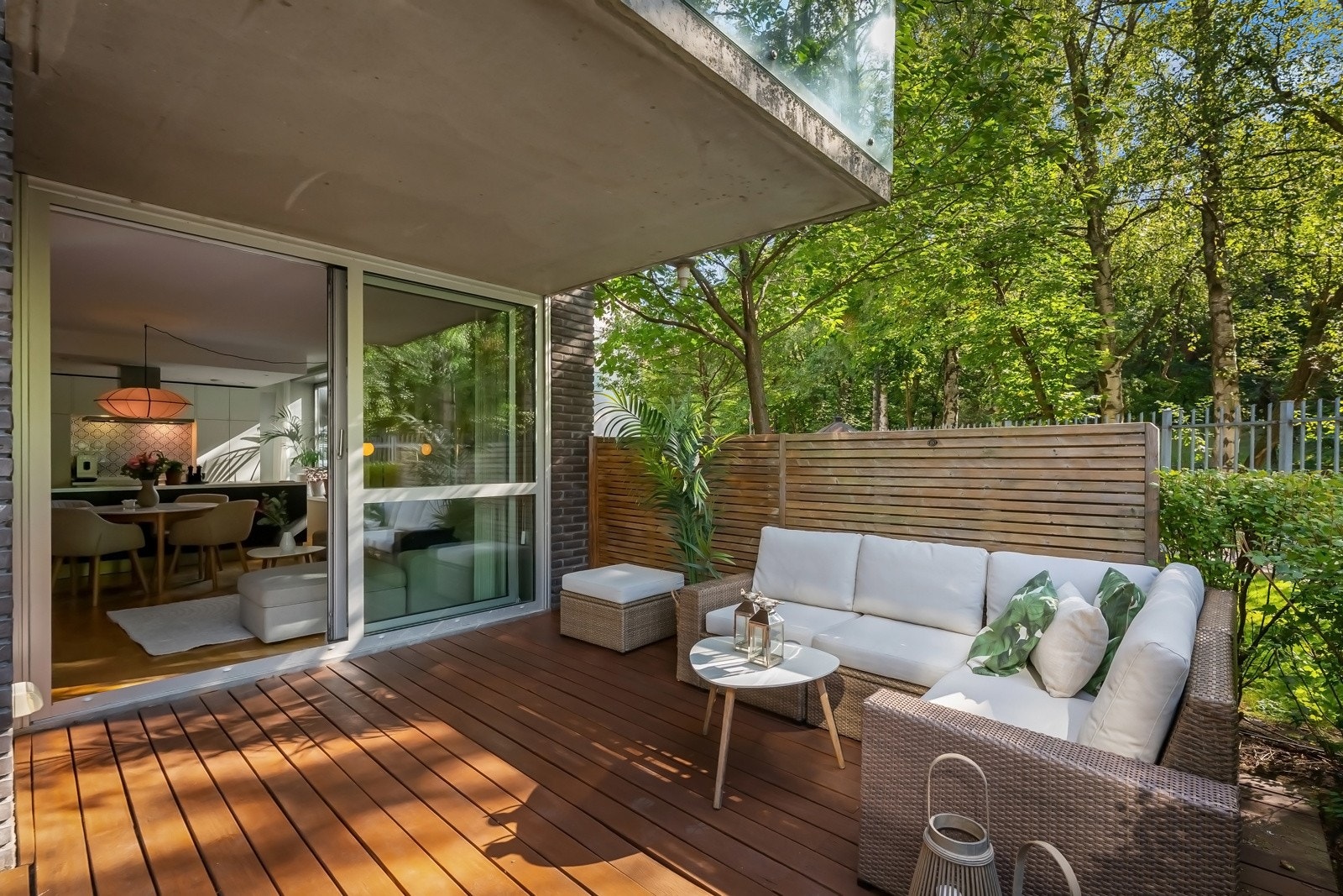 Stor møbleringsfrihet til generøst utemøblement i flere soner. Galleribilde