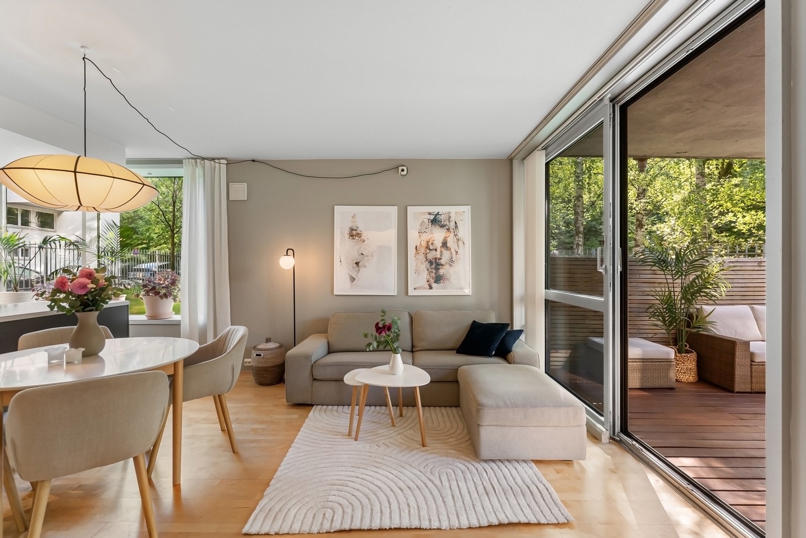 Fin plass til stor salong med tilhørende møblement. Galleribilde