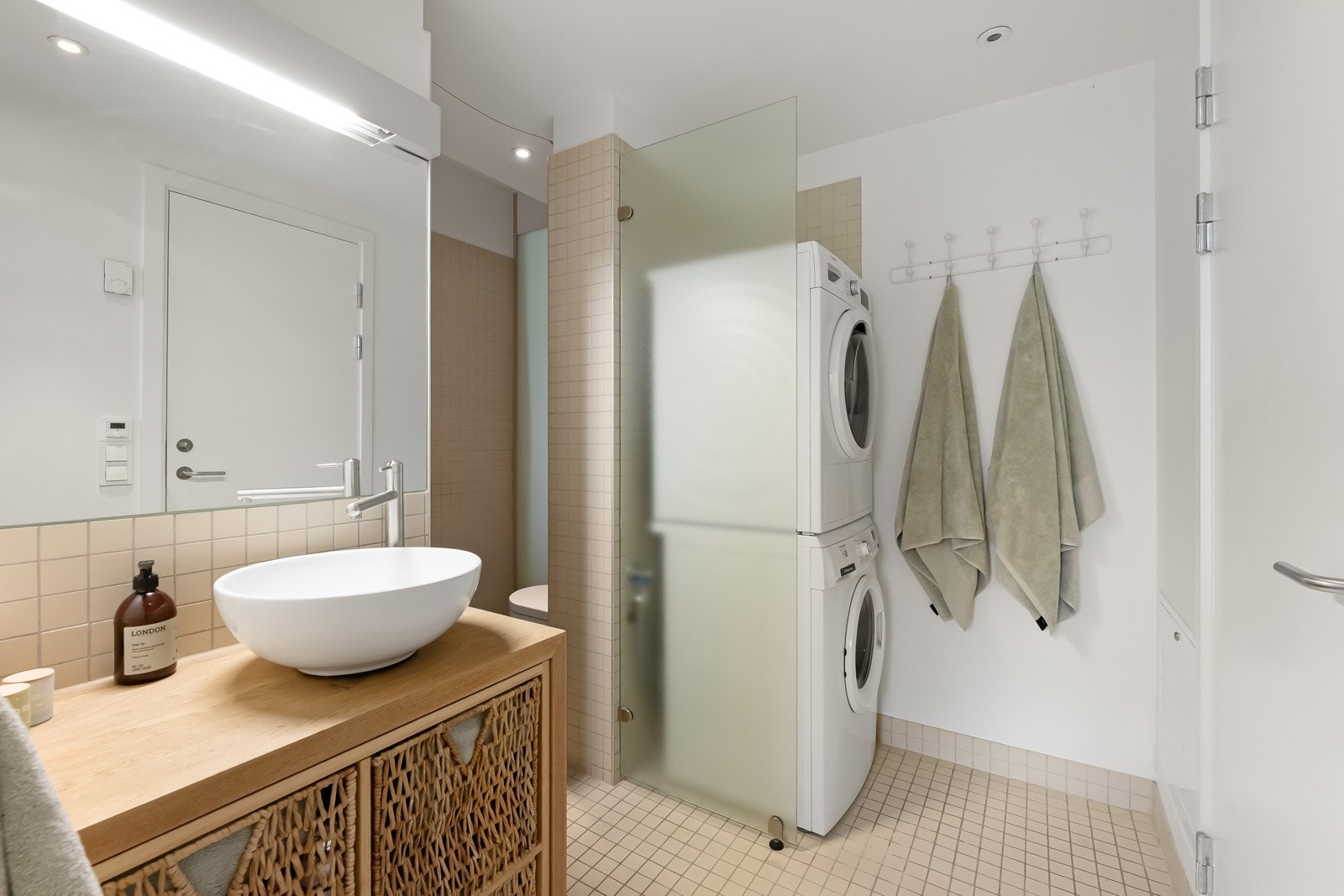 Servantinnredningen er norskprodusert fra Hole Design og levert av Expo Nova. Galleribilde