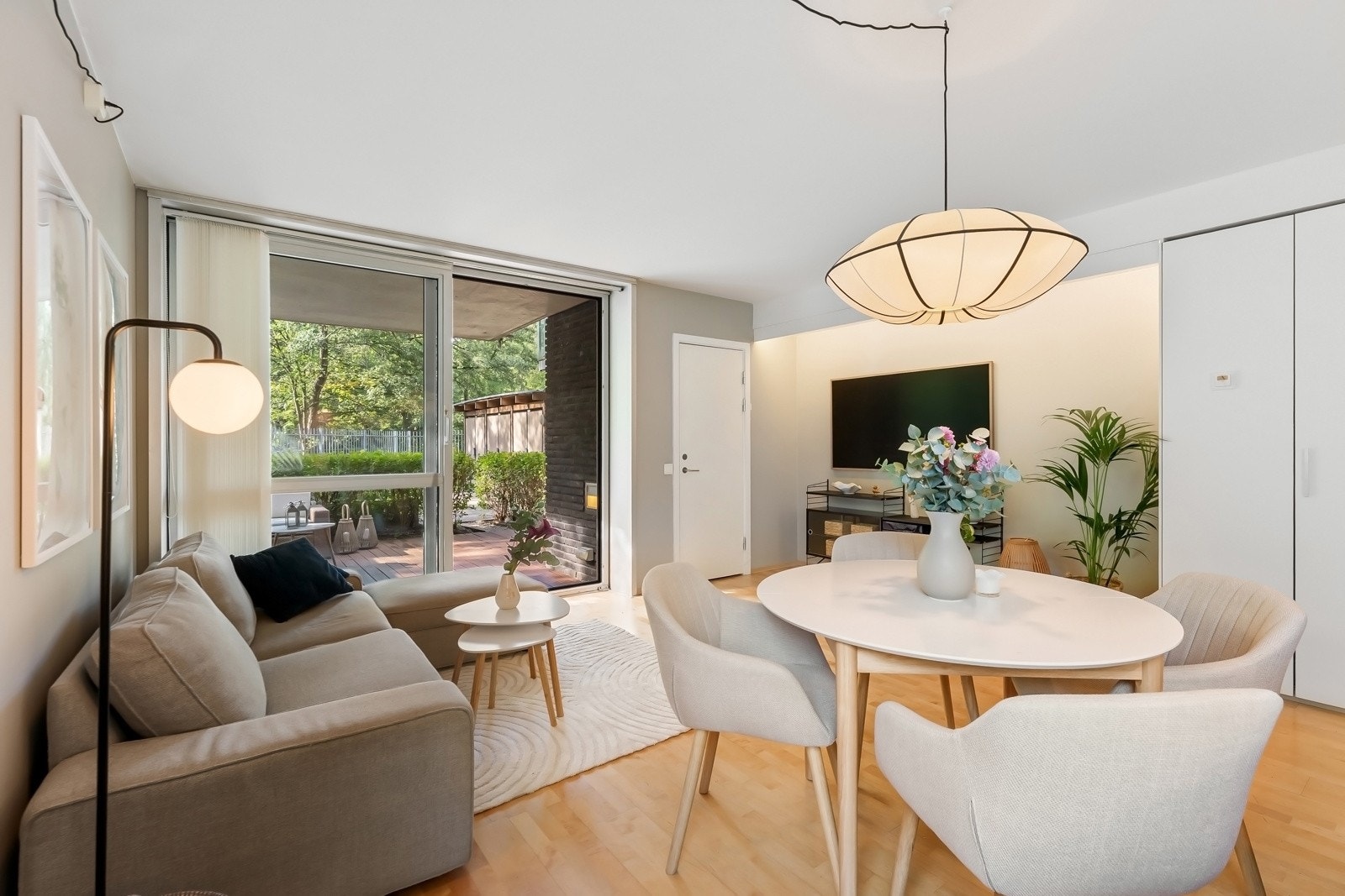 Takhøyde på 2,50 meter, parkett med vannbåren gulvvarme og balansert ventilasjon. Galleribilde