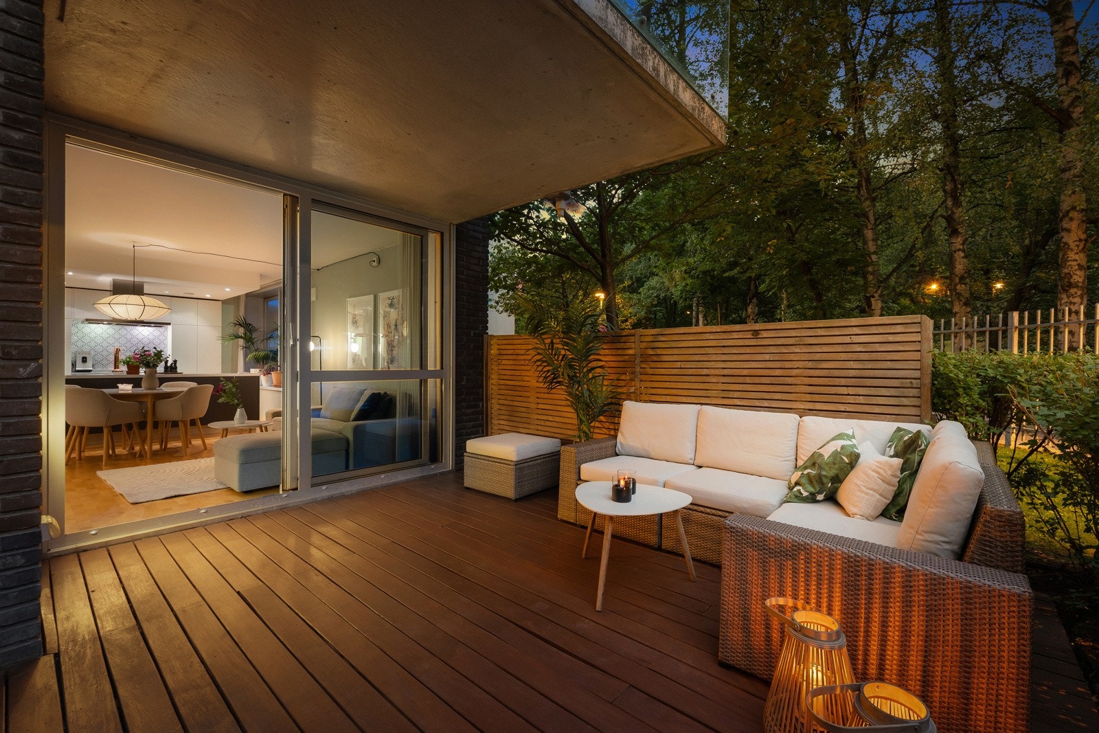 Møbleringsfrihet til generøst utemøblement i flere soner - Store vindusflater i tre himmelretninger. Galleribilde