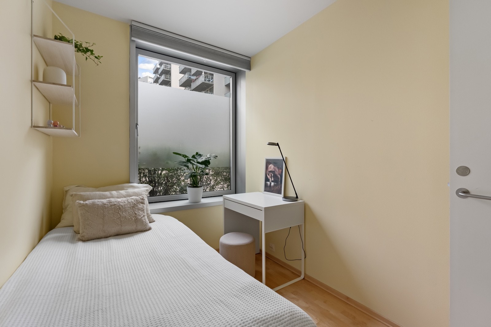 Soverom nr. 2 er også av fin størrelse og passer utmerket som et barnerom/gjesterom/kontor. Galleribilde