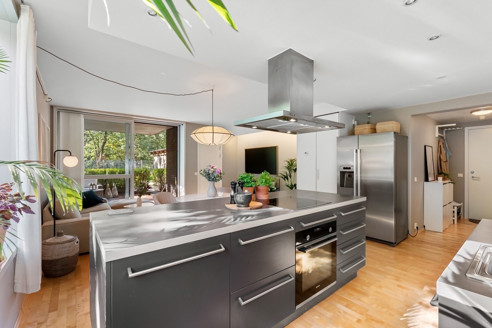 Avsatt plass til side-by-side kjøl-/fryseskap - Ytterligere lagringsplass i garderobeskap. Galleribilde