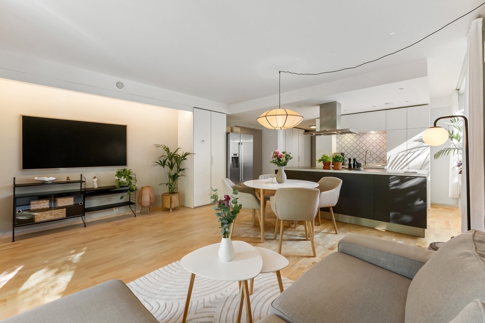 Tekniske kvaliteter som balansert ventilasjon og vannbåren gulvvarme med soneinndeling og appstyring. Galleribilde