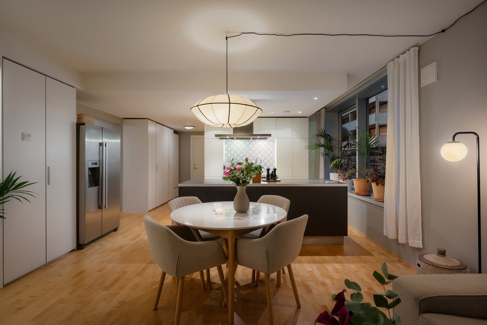 Stue og kjøkken i meget velfungerende, åpen løsning - Et nydelig allrom med fin møbleringsfrihet. Galleribilde