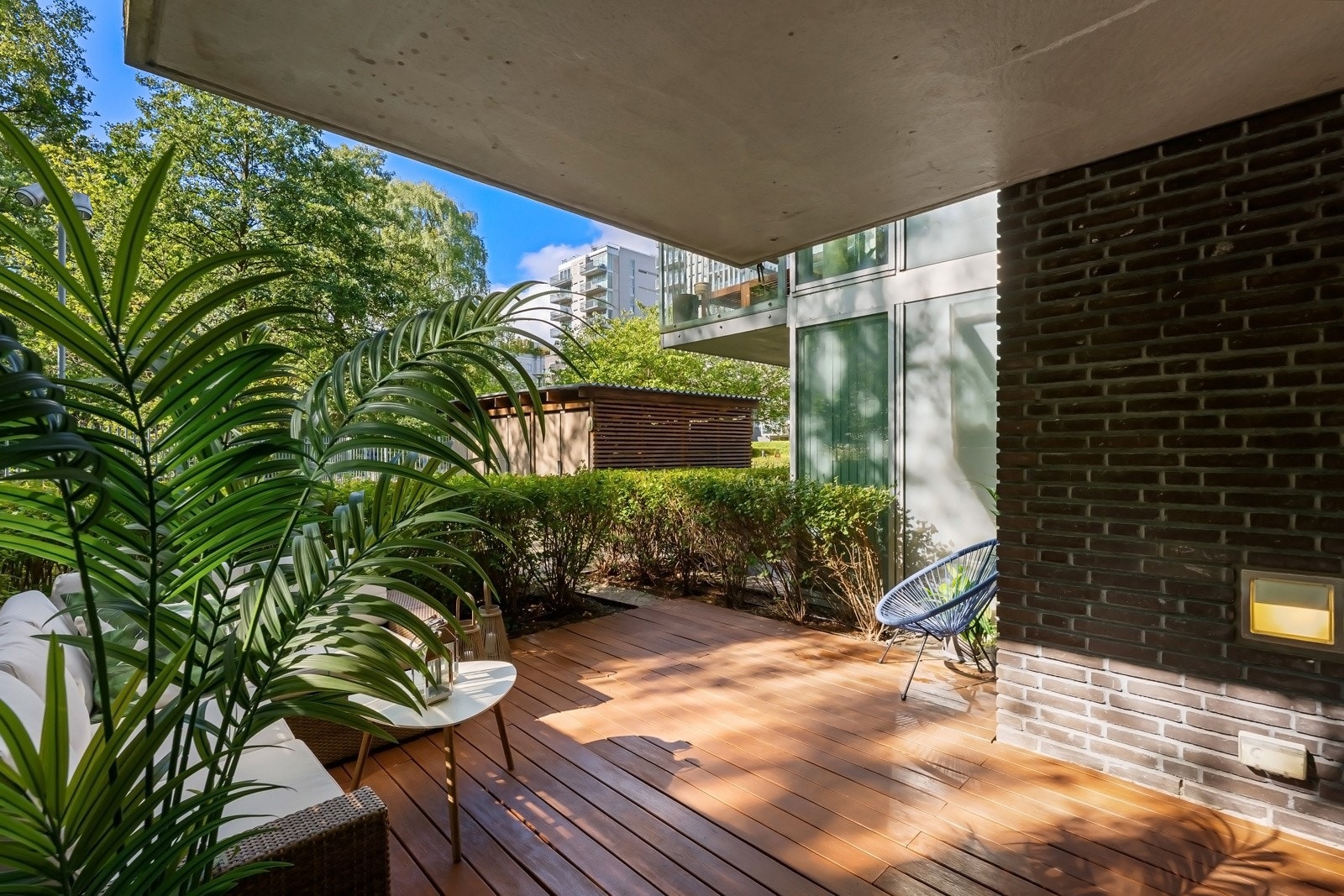 Den delvis overbygde terrassen gir ekstra skjerming og forlenger bruksperioden gjennom store deler av året. Galleribilde