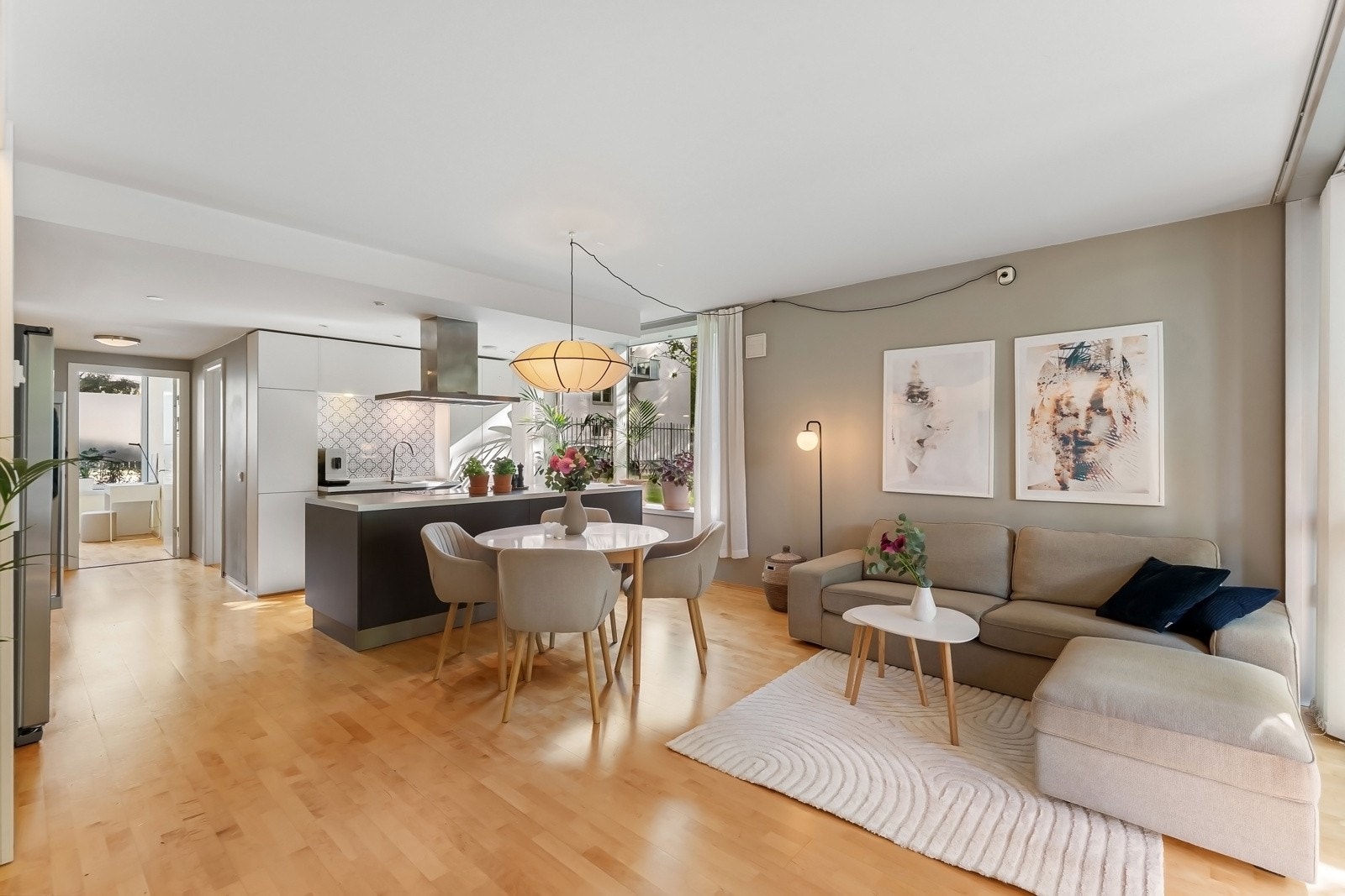 Tilbaketrukket og fredfull beliggenhet med nydelig utsyn. Galleribilde