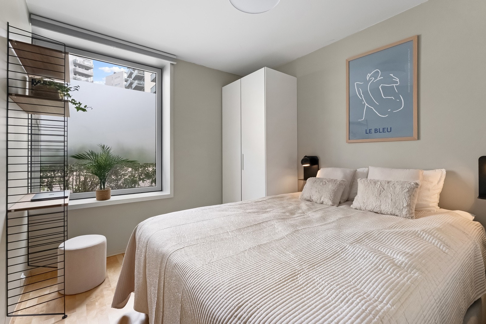 Hovedsoverom av fin størrelse med plass til stor dobbeltseng og lagringsplass i garderobeskap. Galleribilde